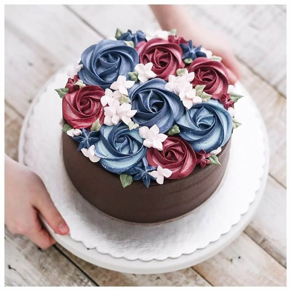 Шоколадный торт с кремовыми цветами