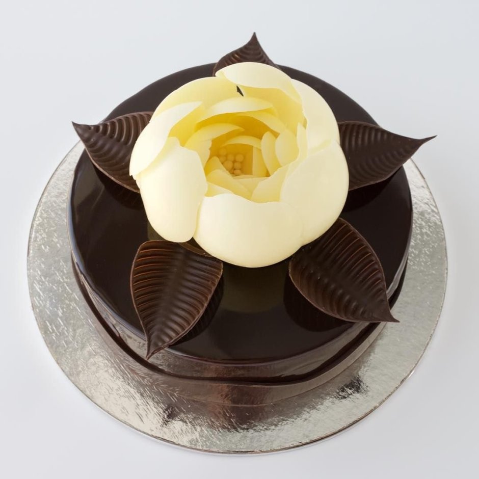Украшение шоколадного торта для женщины