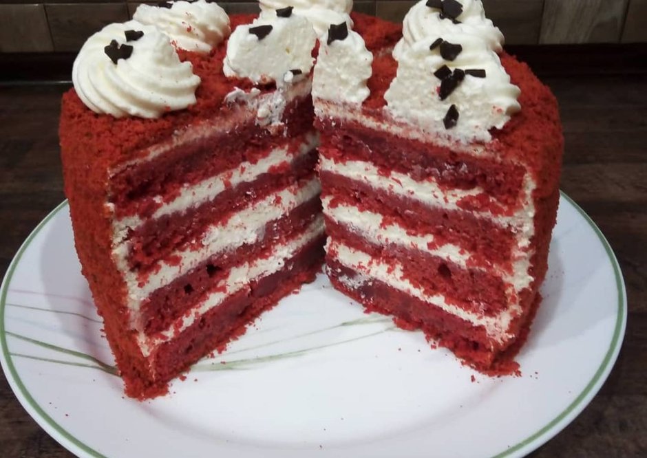 Торт красный бархат на белом фоне