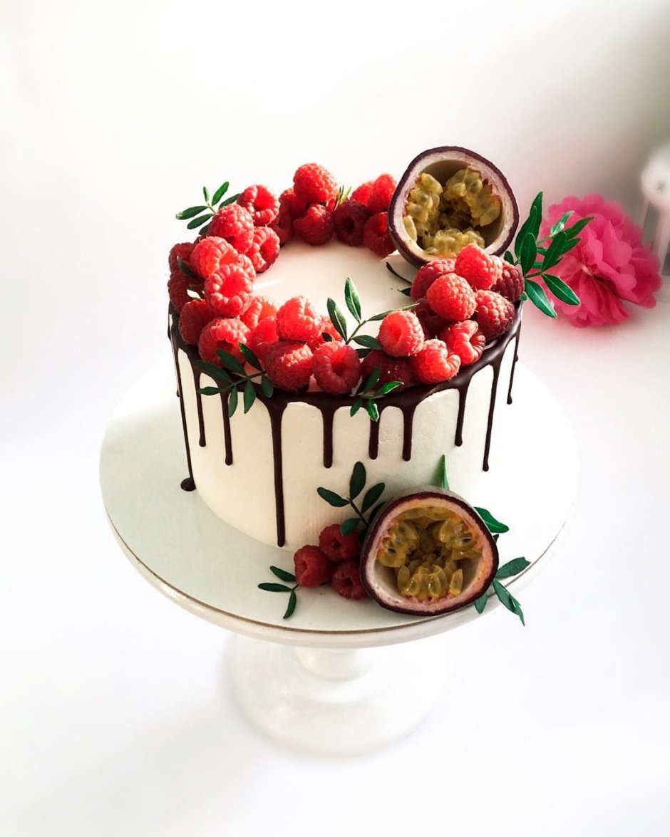 Украшение торта ягодами клубника