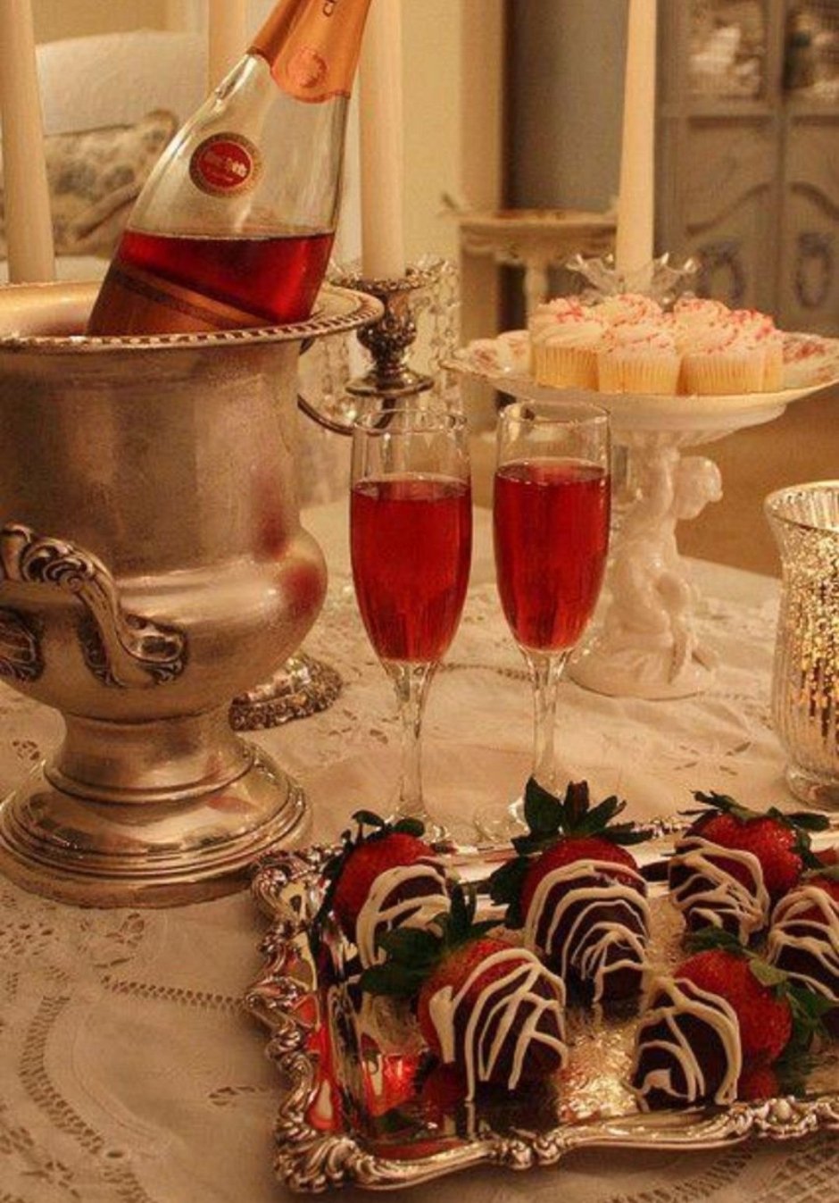 Шампанское и десерт