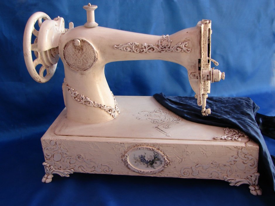 Швейная машинка на белом фоне для детей