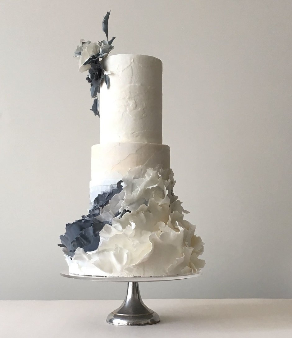 Свадебный торт с декором из рисовой бумаги