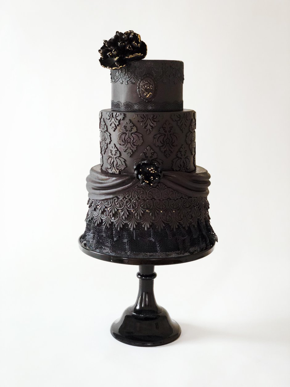 Свадебный белый торт в готическом стиле