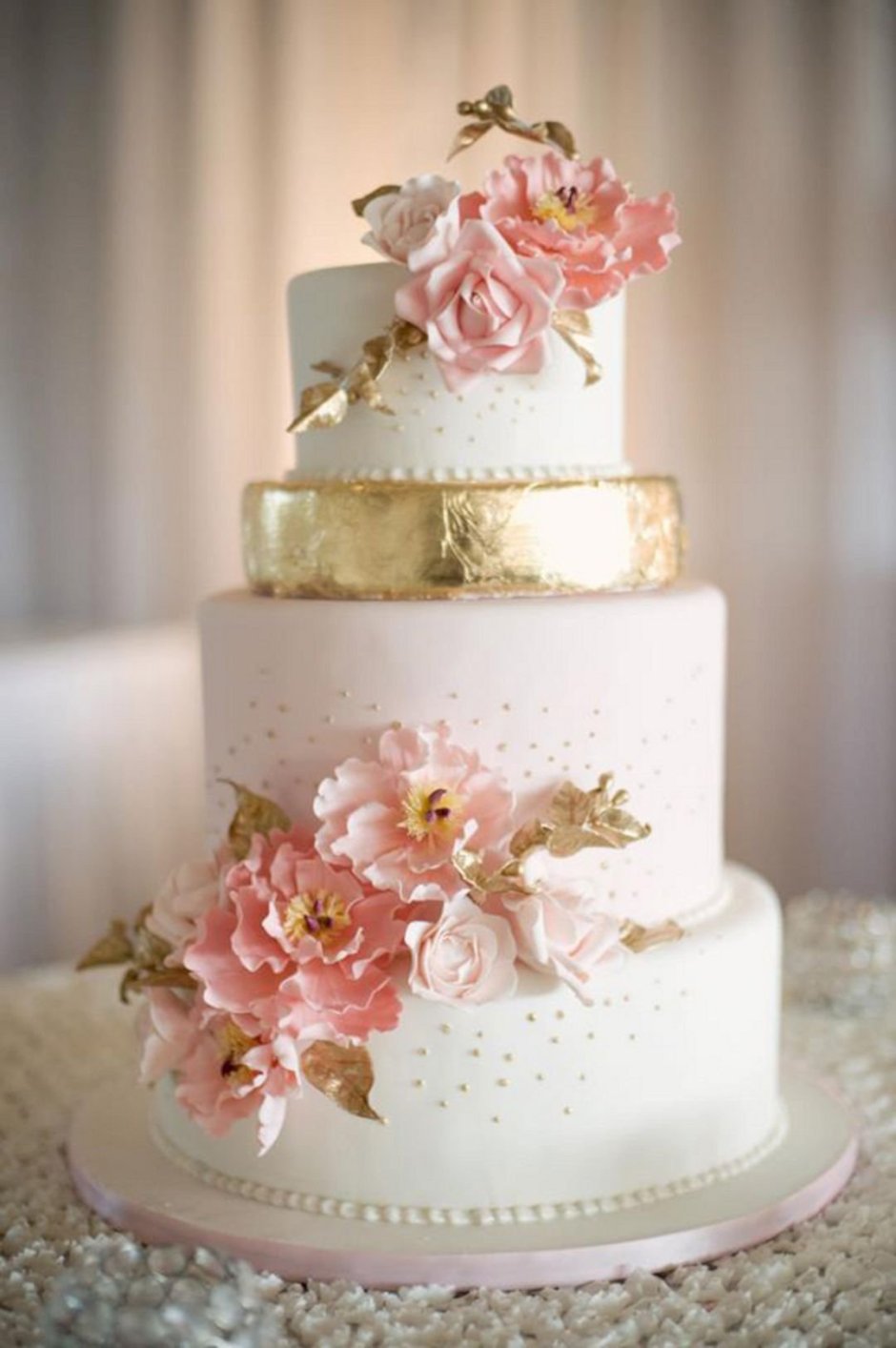 Большой свадебный торт с цветами