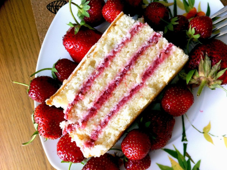 Кусок торта с ягодами