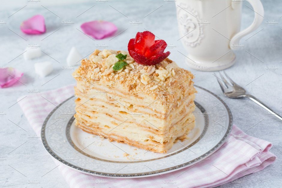 Украшение кусочка торта Наполеон