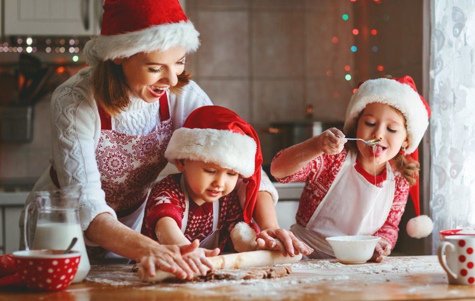 Дети пекут новогоднее печенье