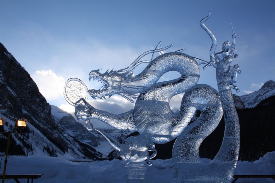 Ледяная скульптура дракона