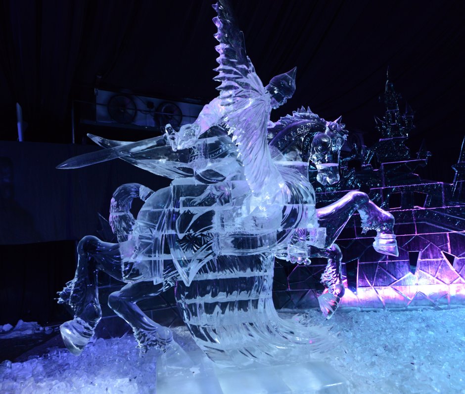 Ледяная скульптура быка