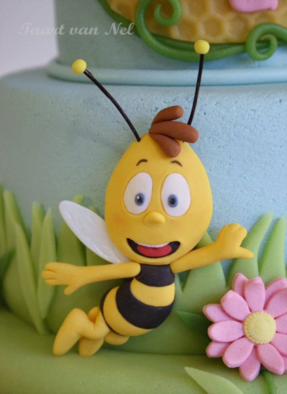Пчела из мастики