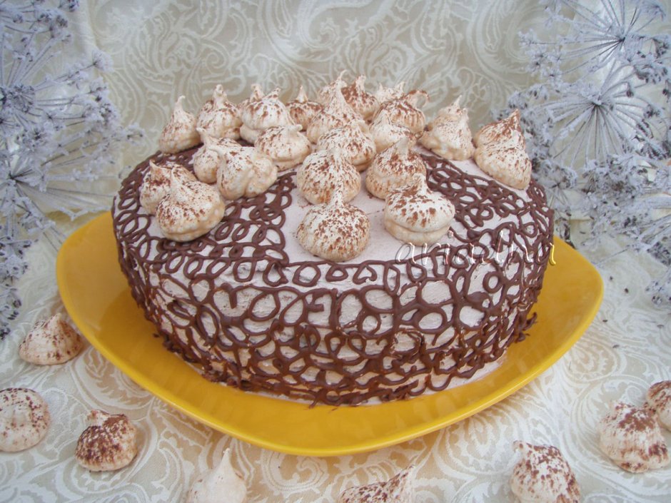 Бисквитный торт украшенный безе