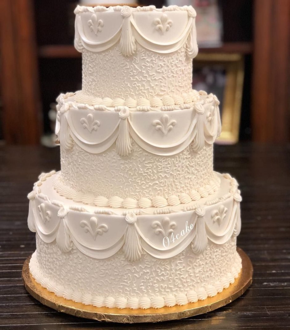 Свадебный торт в светлых тонах