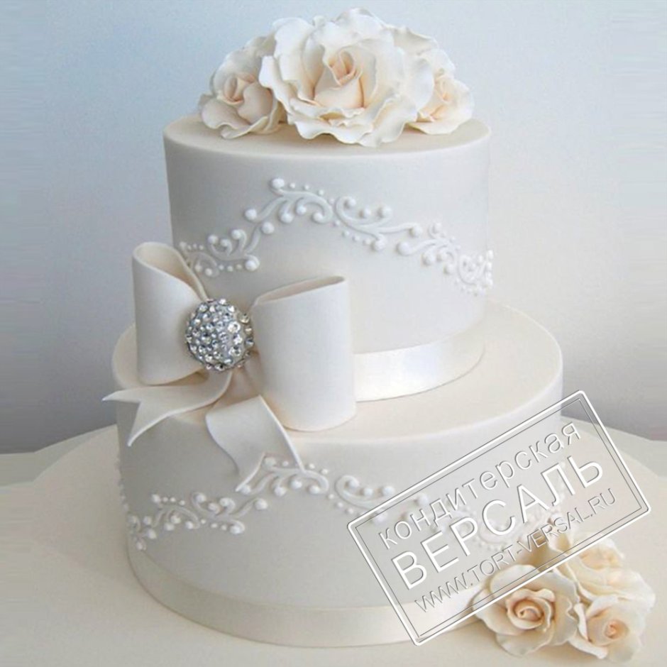 Свадебный торт двухъярусный с розами из мастики в синих тонах