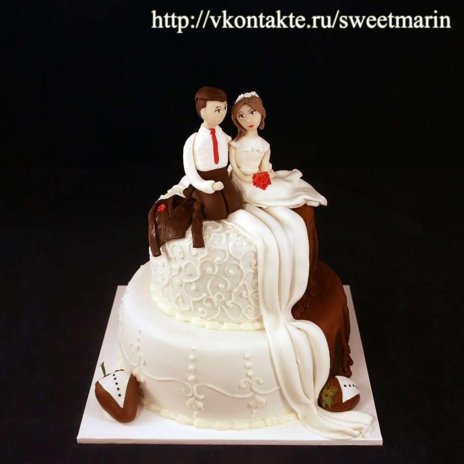 Белый свадебный торт с фигурками жениха и невесты