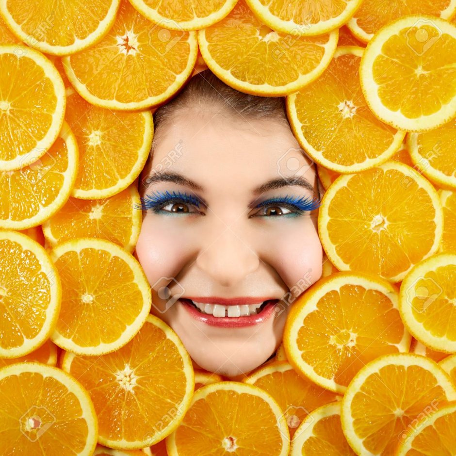 Девушка с апельсинами