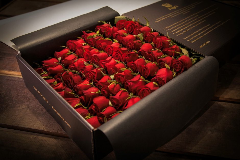 Розы в длинных коробках