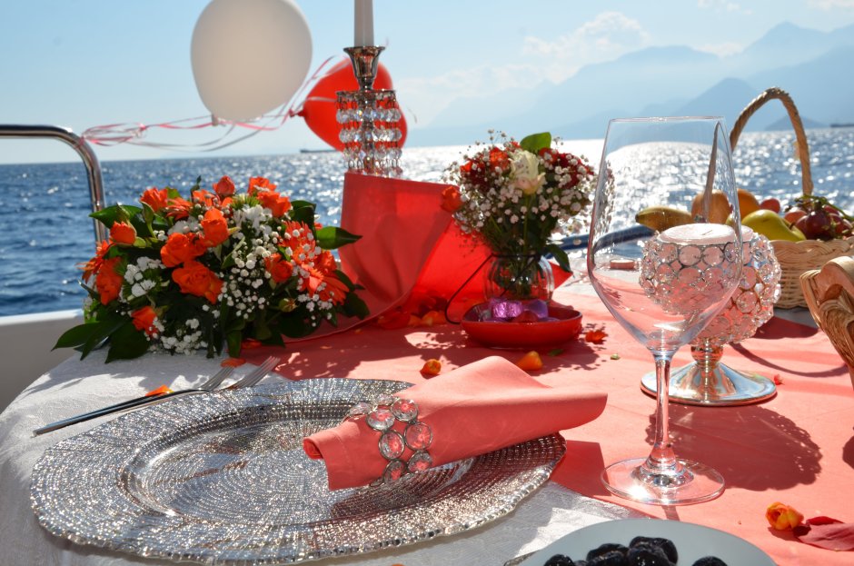 Цветы и шампанское на берегу моря