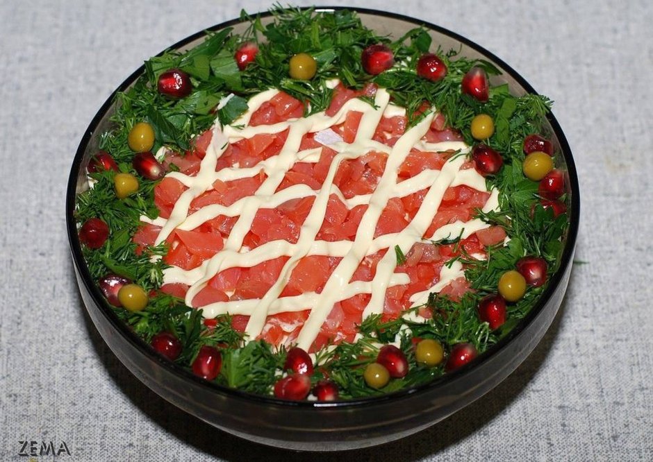 Украшение салата с красной рыбой новогоднее