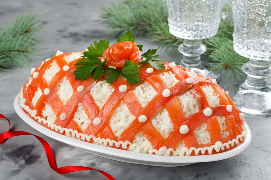 Салат праздничный с красной рыбой