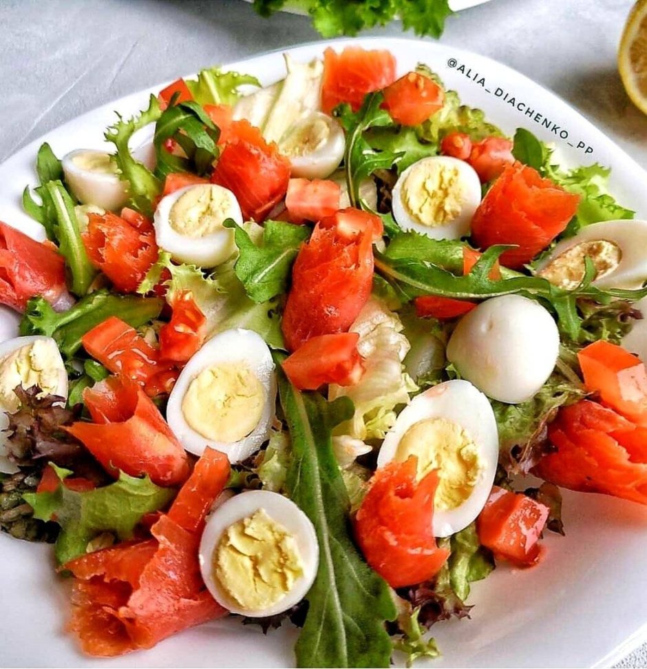 Салат с семгой перепелиными яйцами и помидорами черри