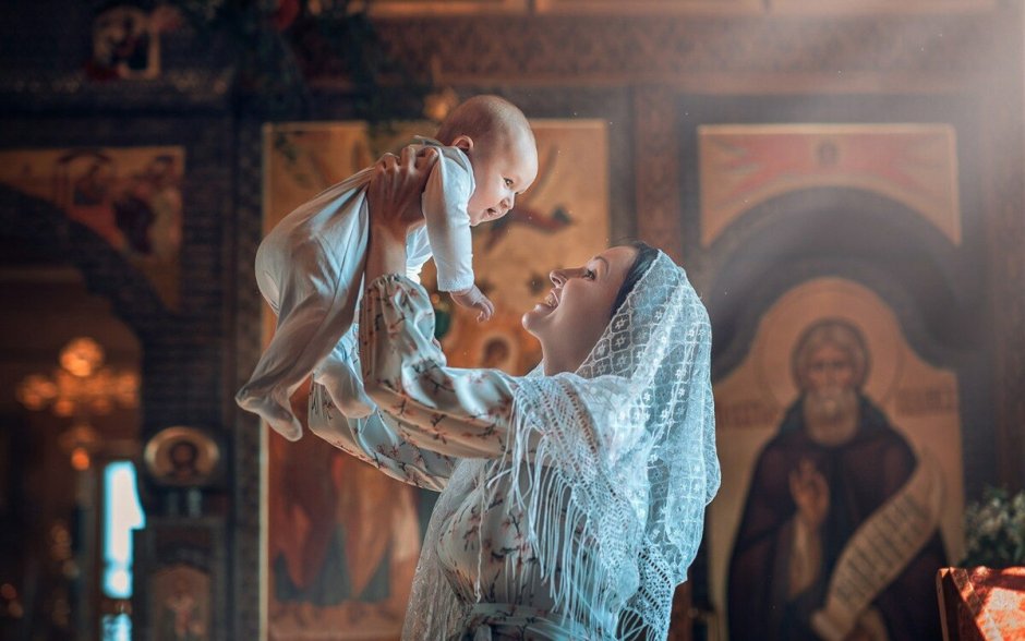 Женщина с ребенком в храме