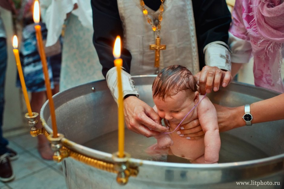 Крещение ребенка в храме Живоначальной Троицы
