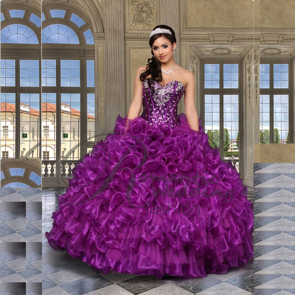 Девушка в фиолетовом платье со спины
