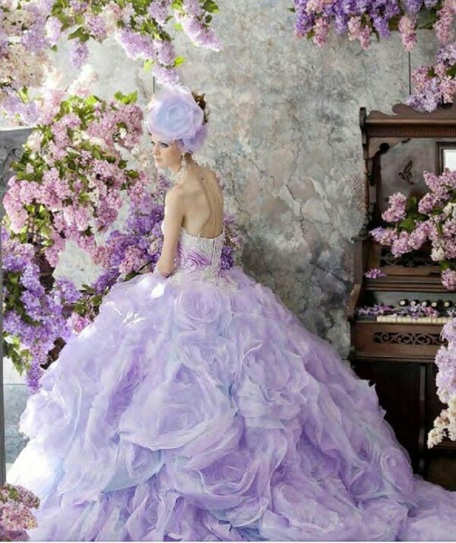 Фиолетовое бальное платье
