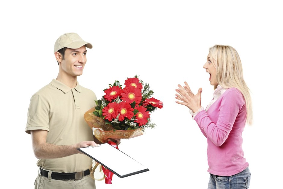 Парень дарит девушке цветы