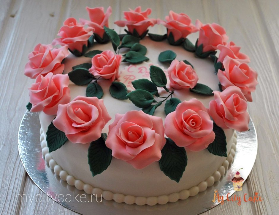 Торт с мастичными розами для женщины