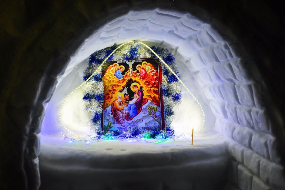 Снежный вертеп с Рождеством Христовым