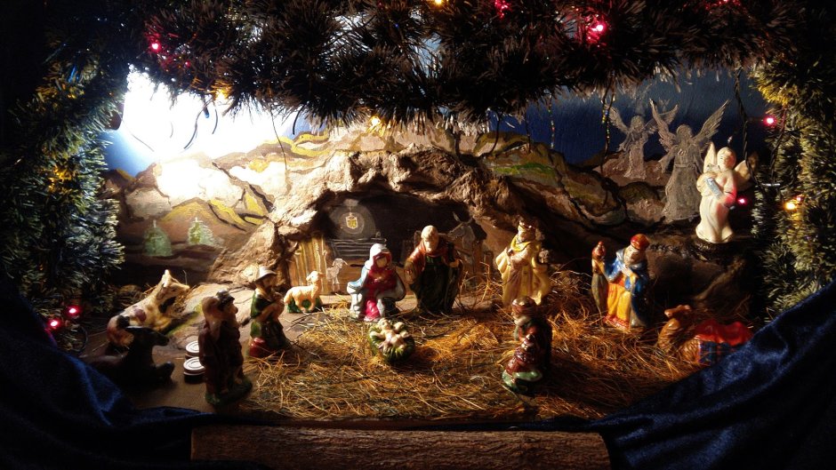 Рождественский вертеп у храма Христа Спасителя