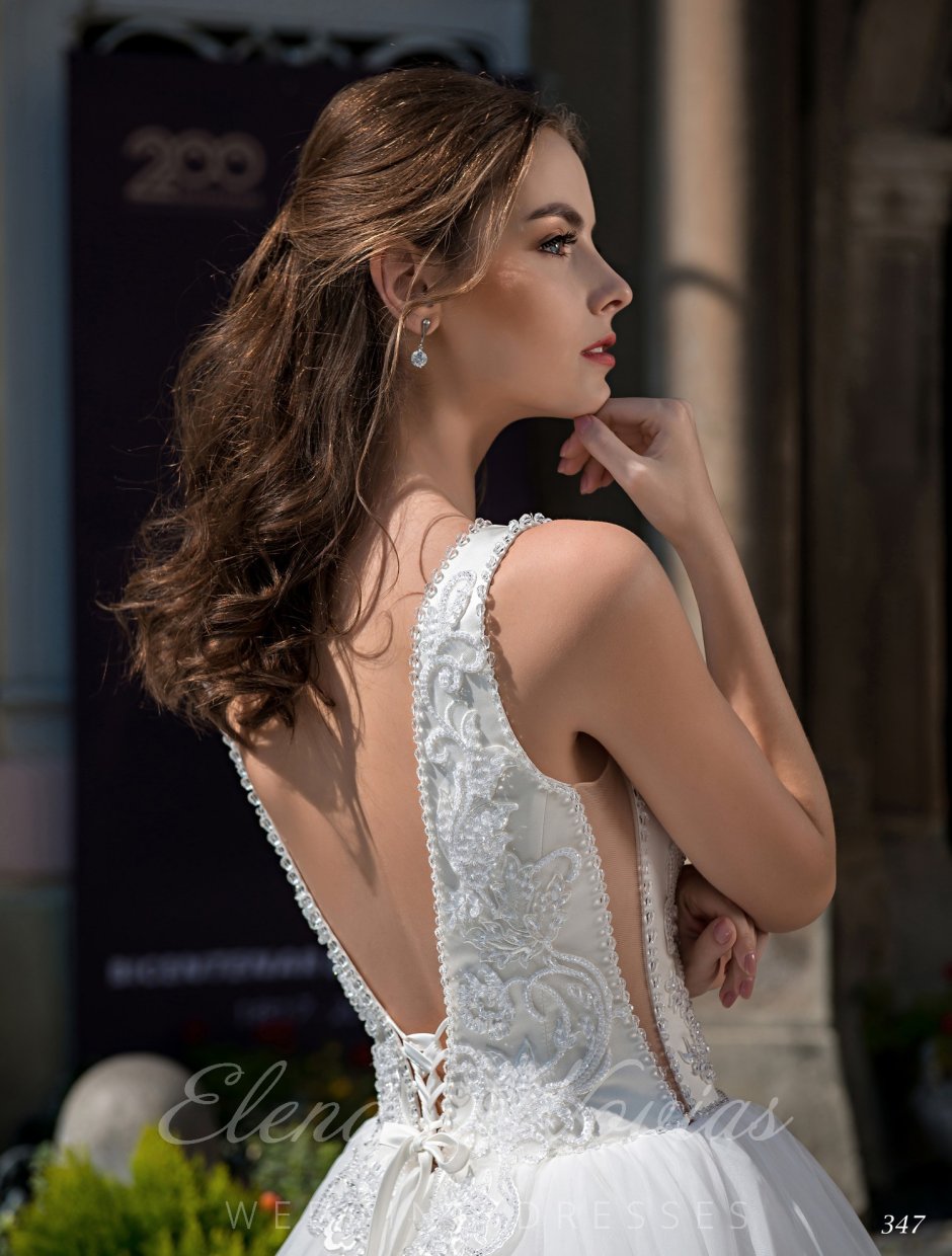 Свадебное платье с декольте и открытой спиной