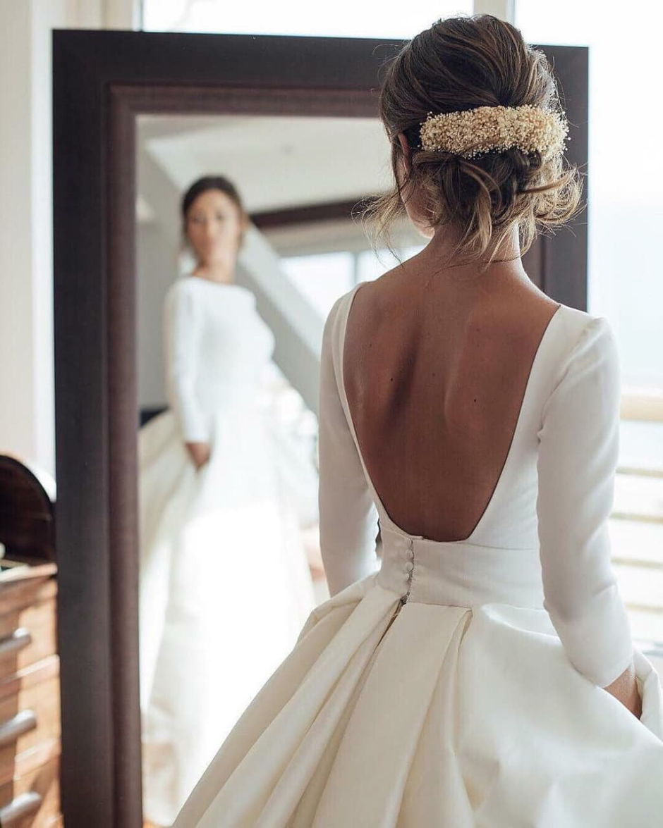 Свадебное платье с вырезом на спине