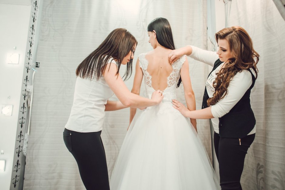 Невеста примеряет свадебное платье