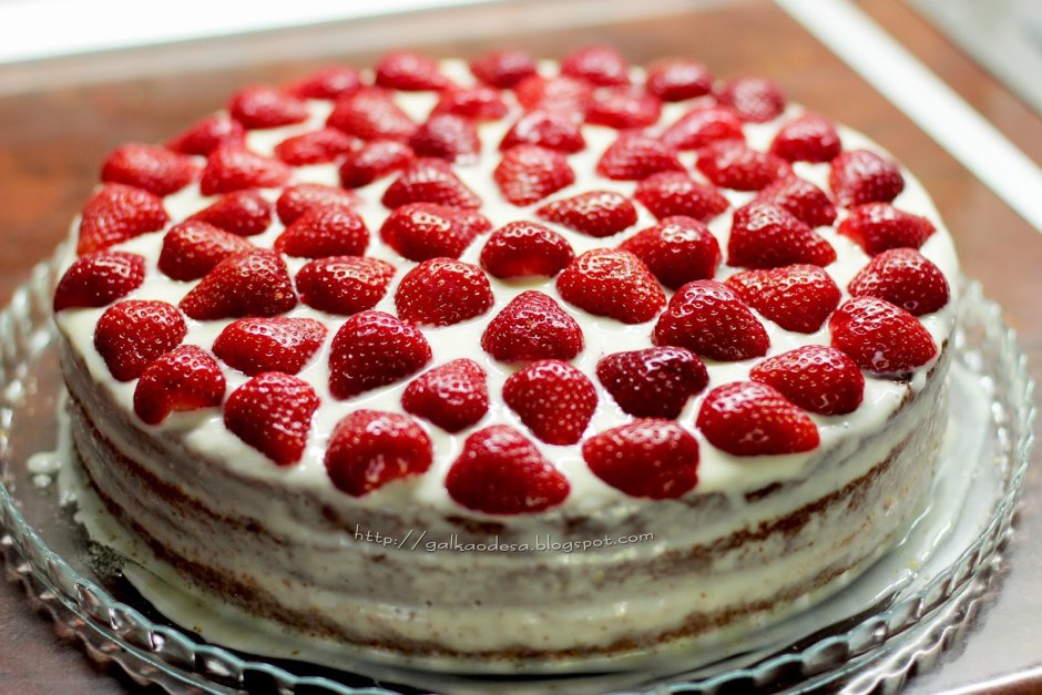 Украшение торта вафельным рожком и ягодами