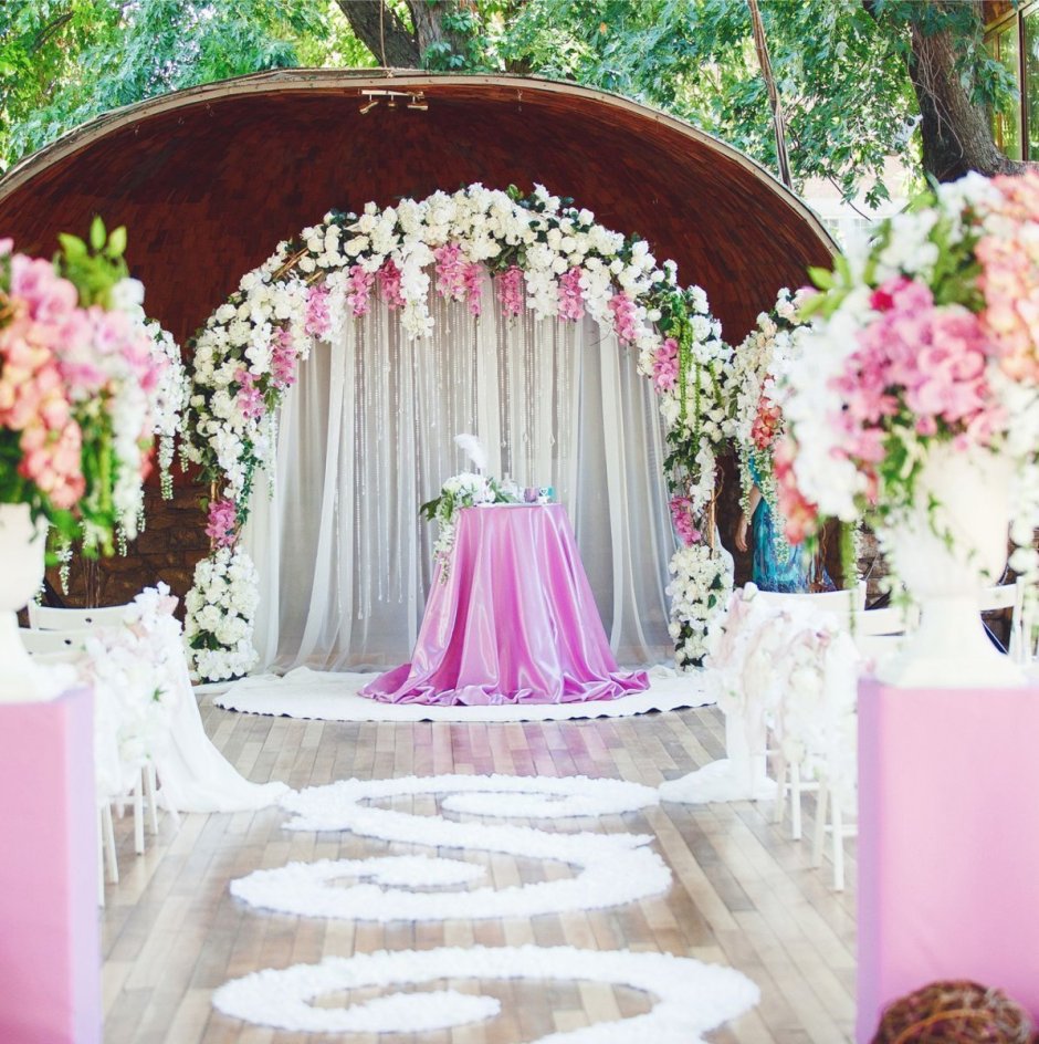 Свадебная арка в розовом цвете