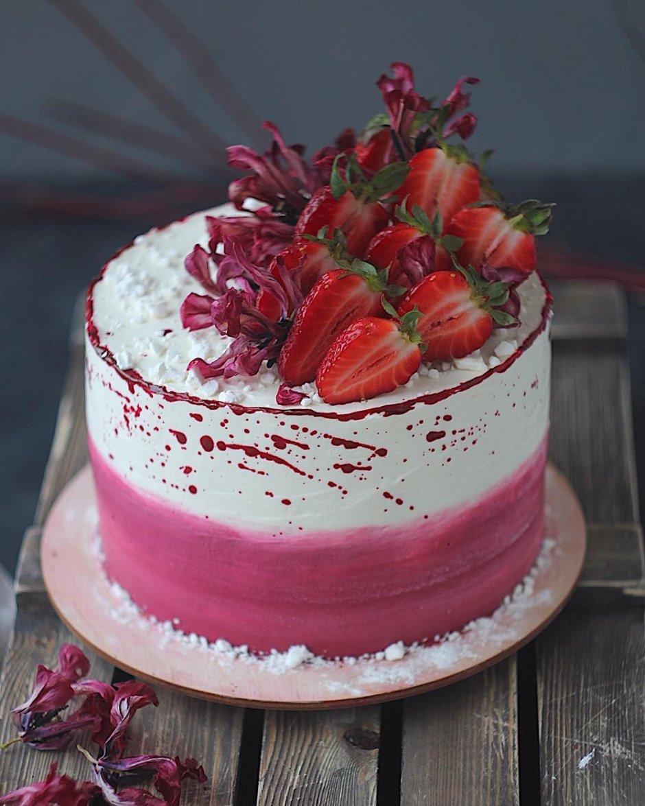 Украшение торта цветами и клубникой