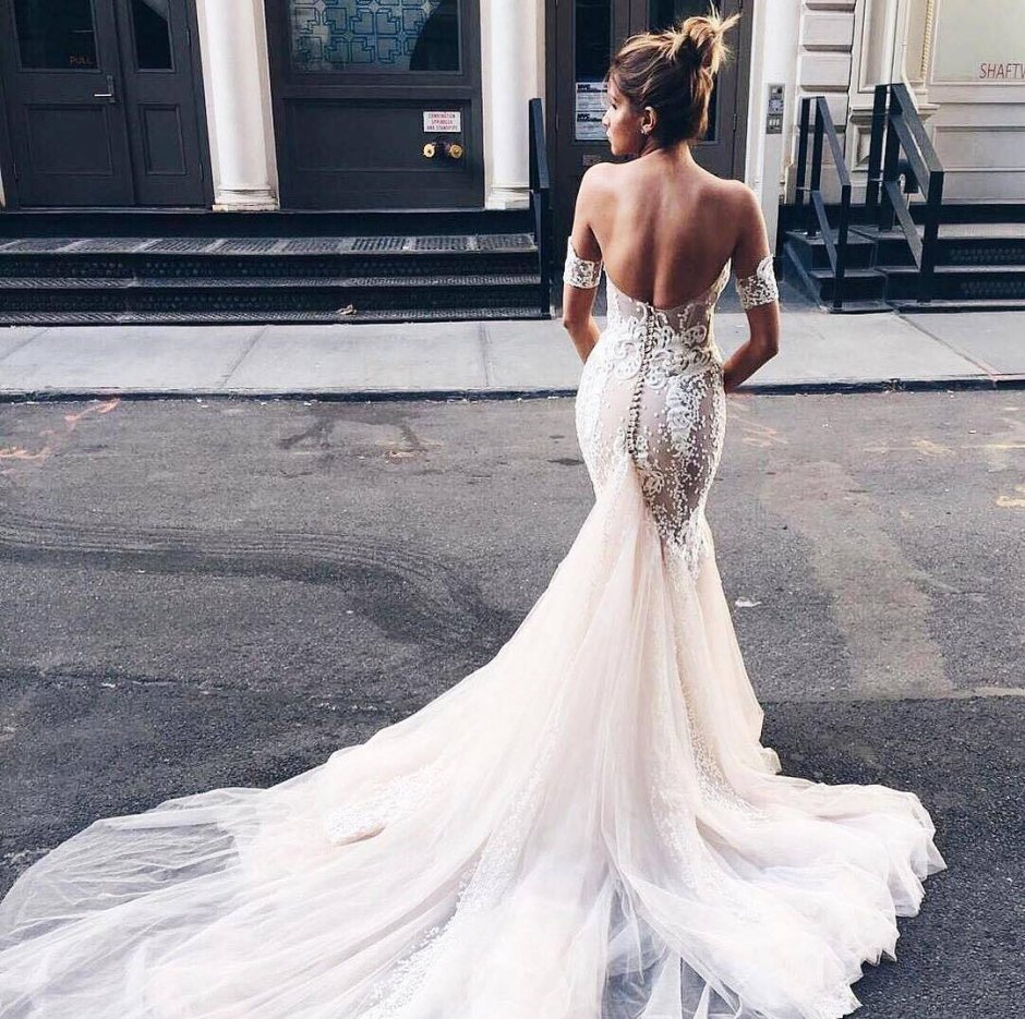 Свадебное платье с очень открытой спиной