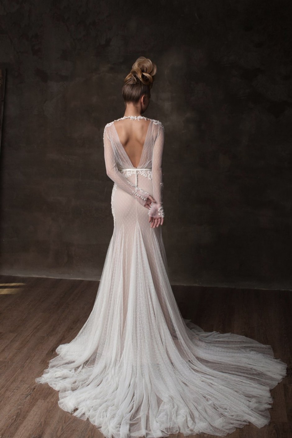 Свадебное платье полупрозрачное с открытой спиной