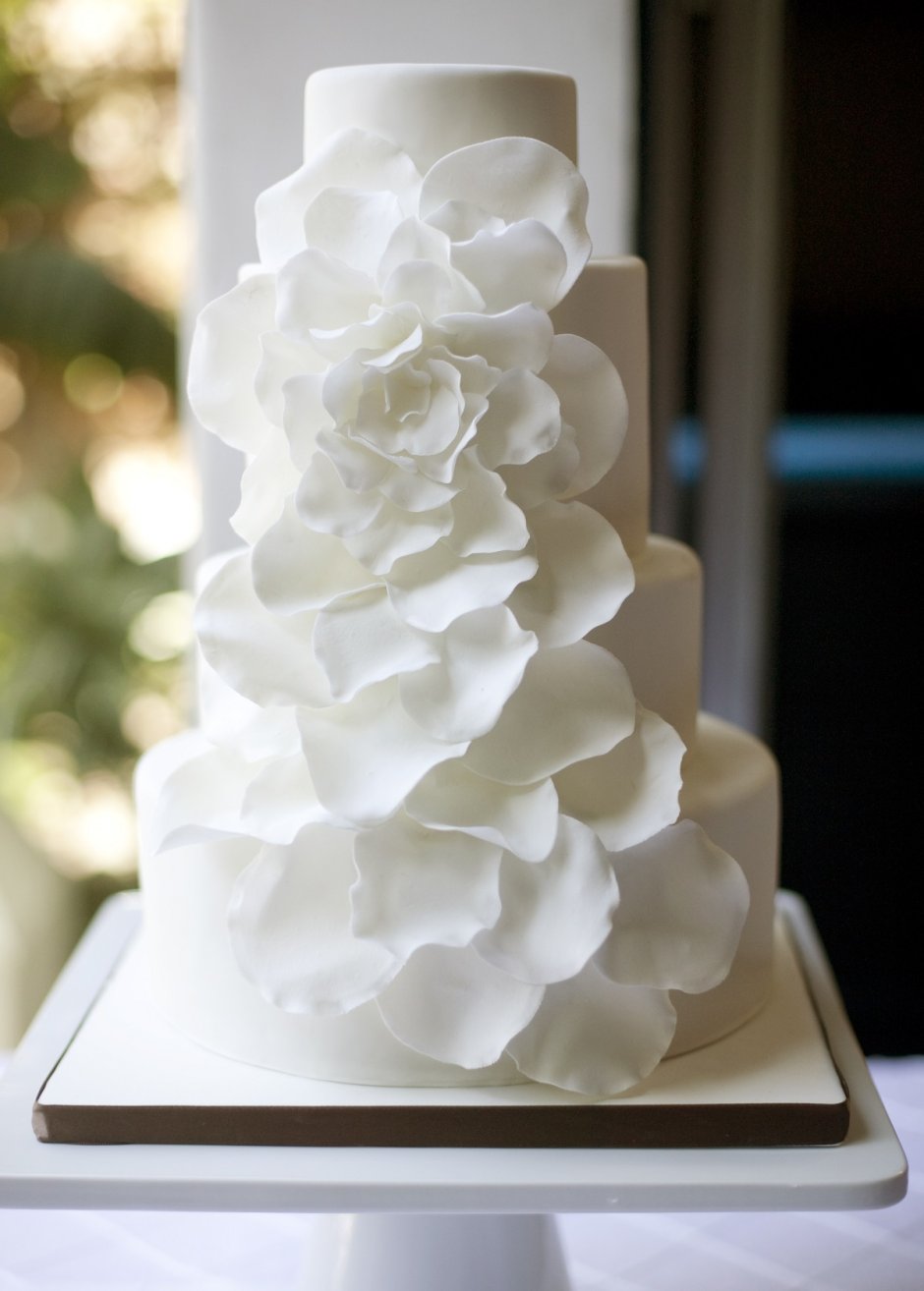Дизайнерский свадебный торт лепестки
