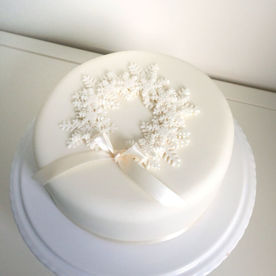Украшение торта белой мастикой