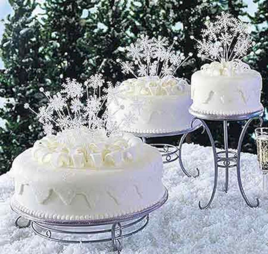 Белый торт со снежинками