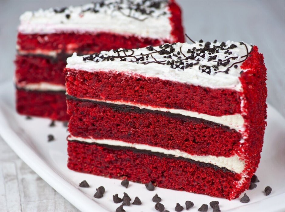 Торт с красными коржами и белым кремом