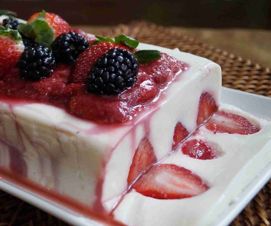 Бисквит с йогуртовым кремом и фруктами
