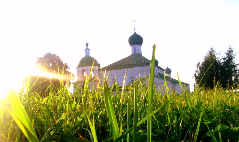Никольская Церковь в солнечных лучах Суздаль