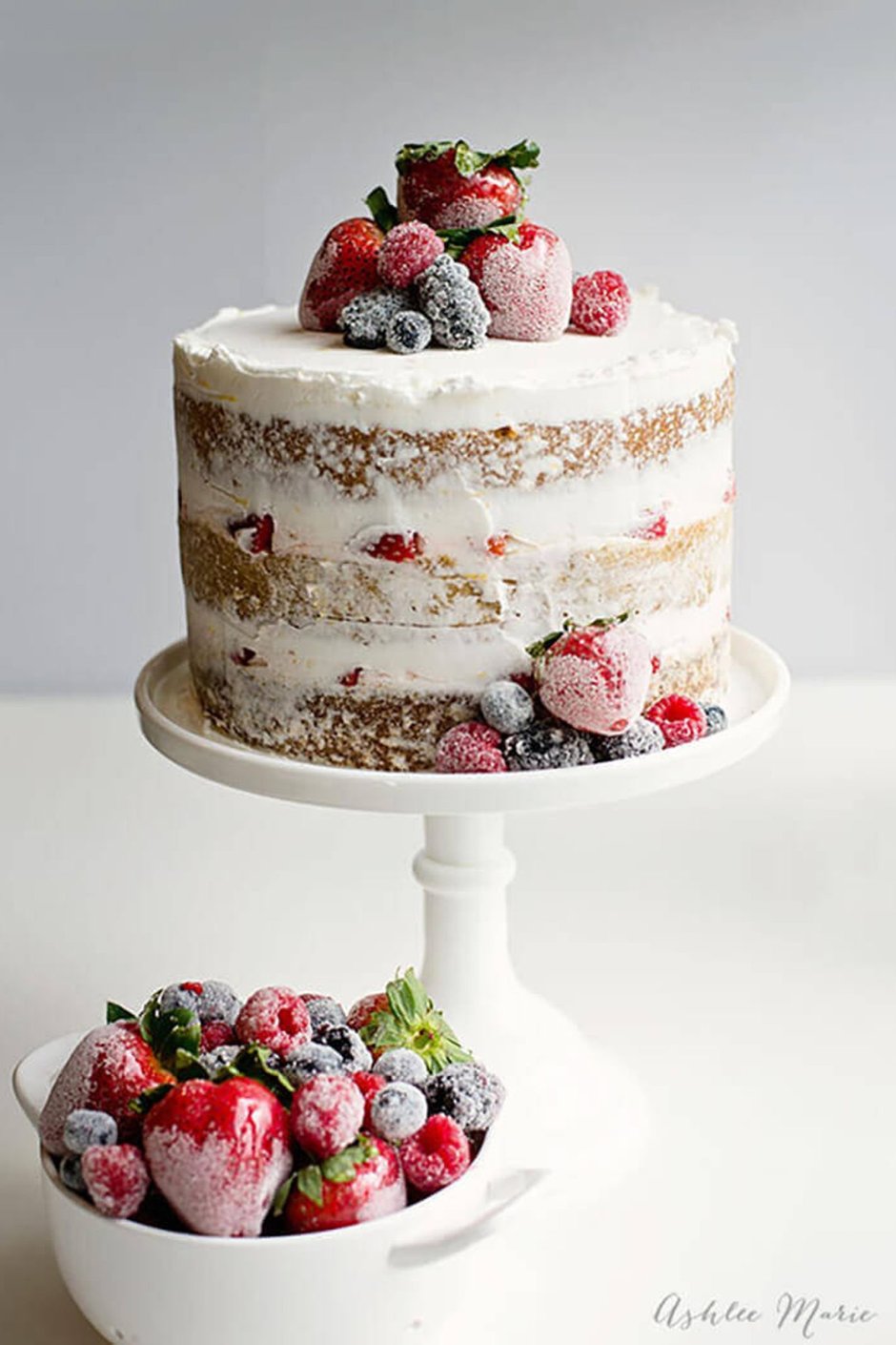 Белый торт с ягодами одноярусный