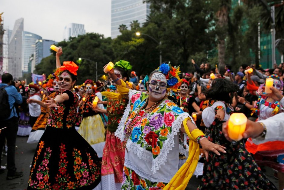 Фестиваль мертвых в Мексике шествия