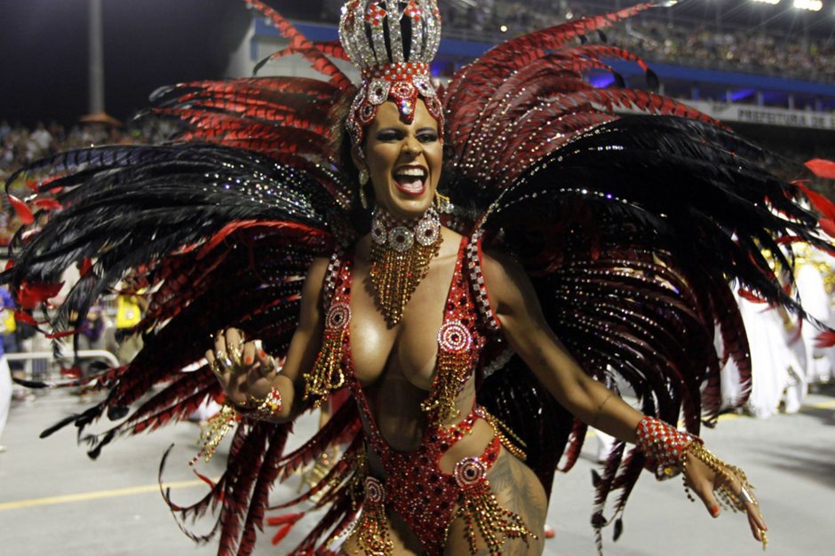 Бразильский карнавал в Рио-де-Жанейро девушки